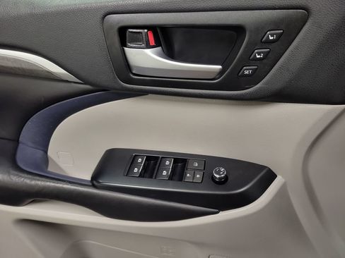 Used 2019 Toyota Highlander Limited Platinum AWD/4WD image 28