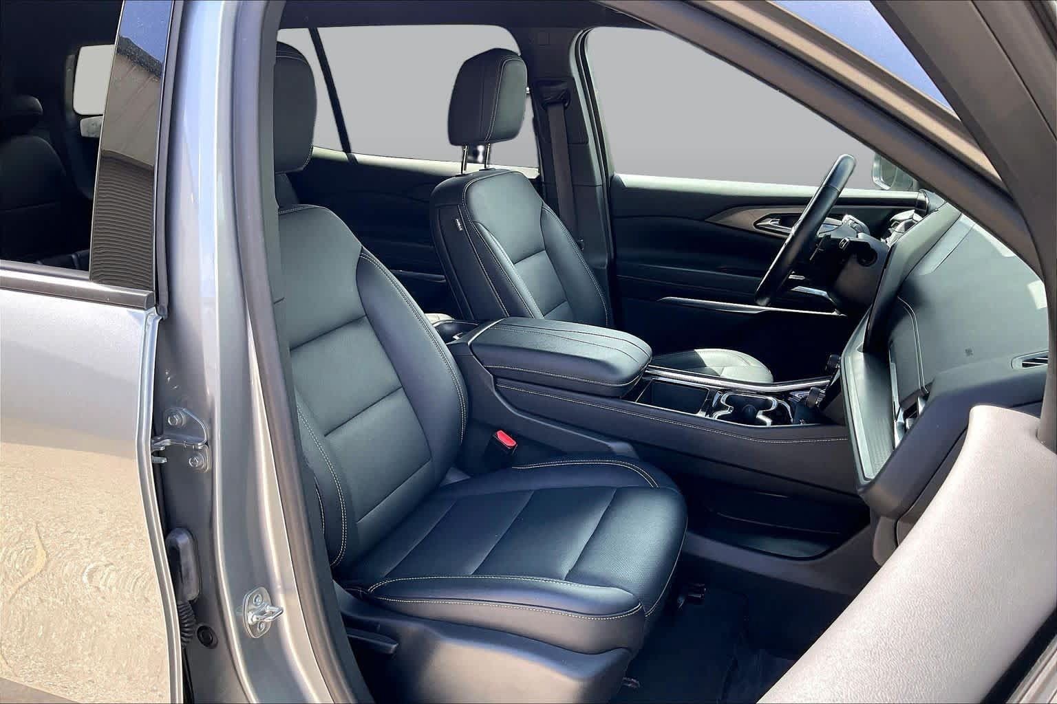 Used 2025 Chevrolet Traverse LT FWD image 8