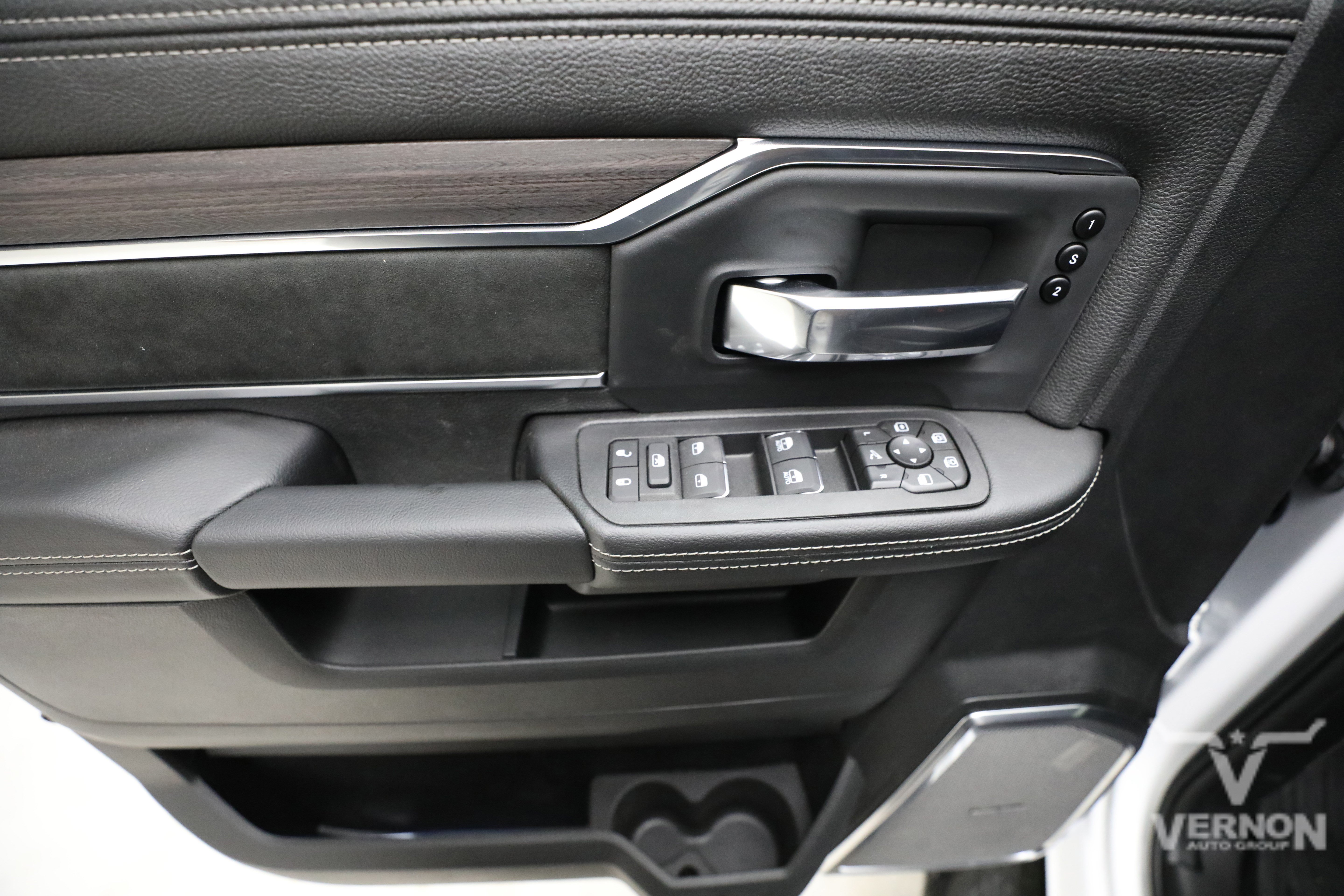 New 2026 RAM 3500 Laramie AWD/4WD image 17