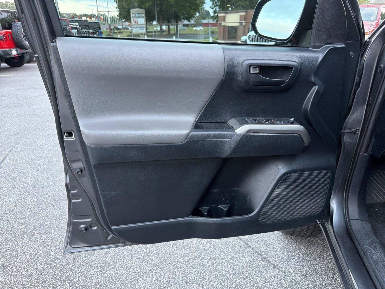 Used 2019 Toyota Tacoma SR5 RWD image 9