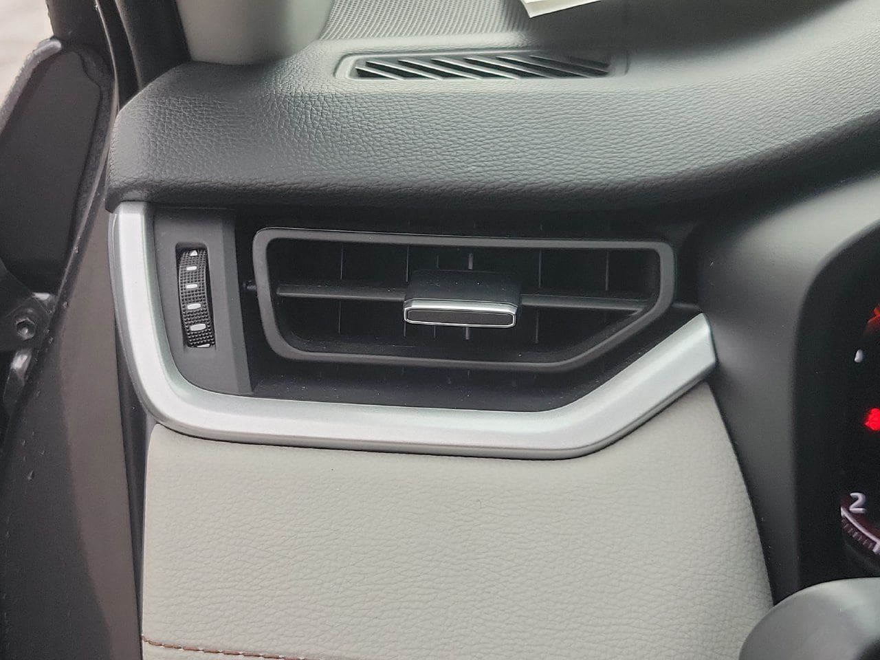 Used 2024 Toyota RAV4 XLE Premium FWD image 29