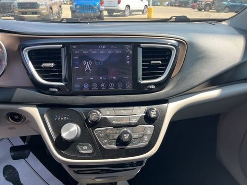 Used 2018 Chrysler Pacifica Touring-L Plus image 15