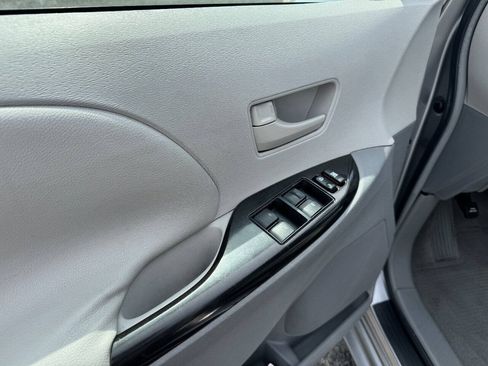 Used 2011 Toyota Sienna LE w/ Towing Pkg FWD image 17