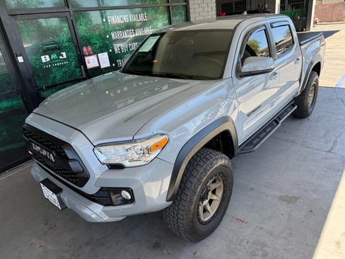 Used 2018 Toyota Tacoma TRD Off-Road w/ Technology Package AWD/4WD image 3