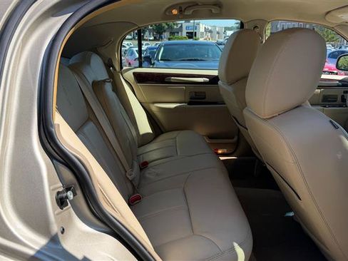 Used 2011 Lincoln Town Car Signature Limited RWD image 17