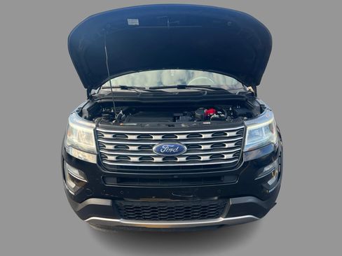 Used 2017 Ford Explorer XLT w/ Equipment Group 202A AWD/4WD image 13