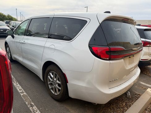 Used 2023 Chrysler Pacifica Touring-L image 4