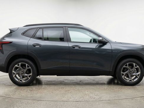 Used 2025 Chevrolet Trax LT w/ LT Convenience Package FWD image 11