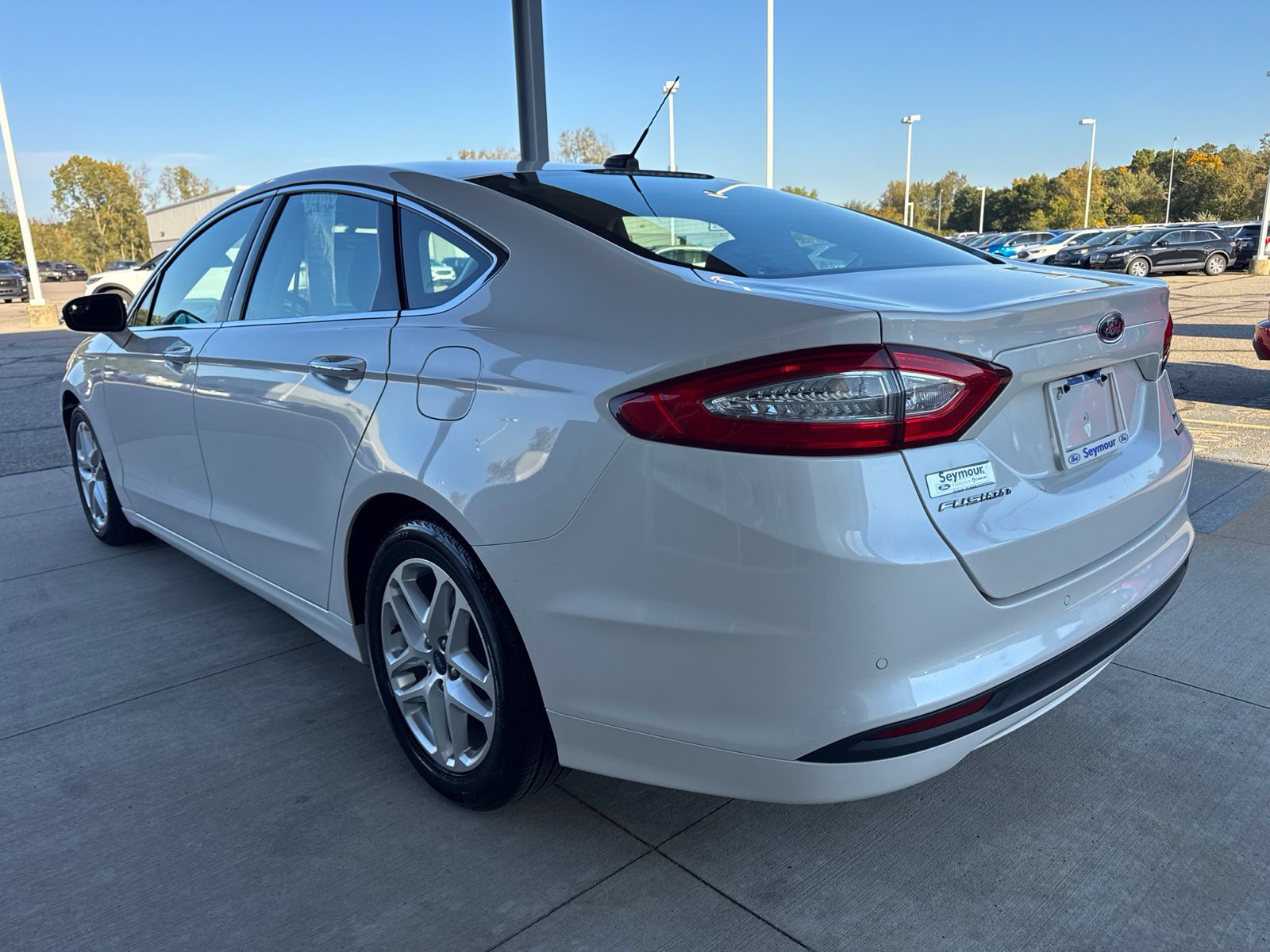 Used 2016 Ford Fusion SE w/ Equipment Group 202A FWD image 4