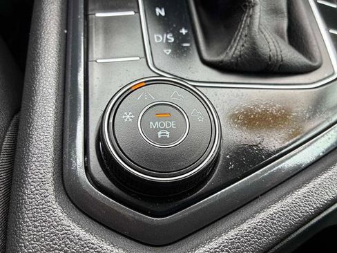 Used 2020 Volkswagen Tiguan SE w/ Panoramic Sunroof Package image 28