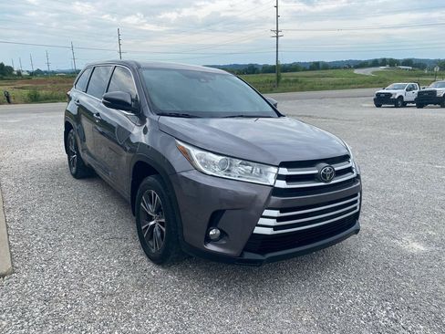 Used 2018 Toyota Highlander Plus AWD/4WD image 4
