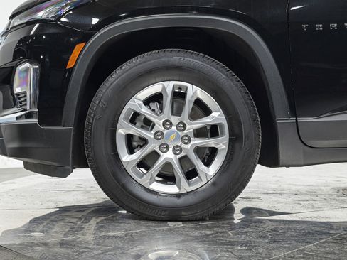 Used 2023 Chevrolet Traverse LS image 3