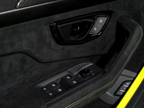 Used 2024 Lamborghini Urus Performante AWD/4WD image 10