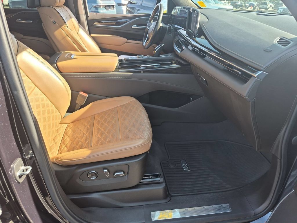 Used 2021 Cadillac Escalade Premium Luxury AWD/4WD image 37