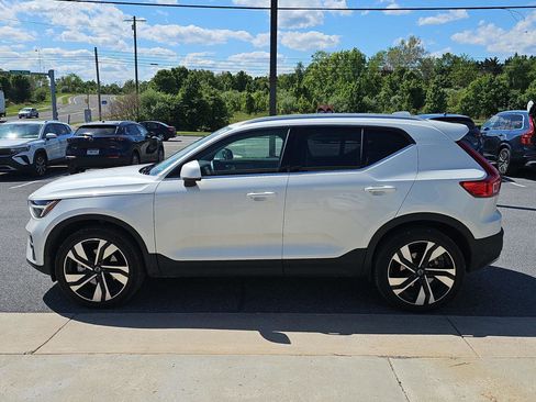 Used 2025 Volvo XC40 B5 Ultra w/ Climate Package AWD/4WD image 3