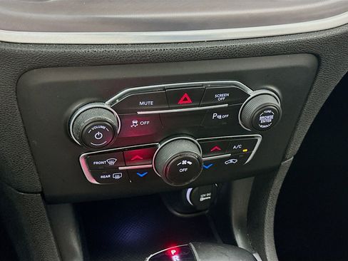 Used 2019 Dodge Charger SXT image 16
