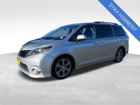 Used 2017 Toyota Sienna SE image 3