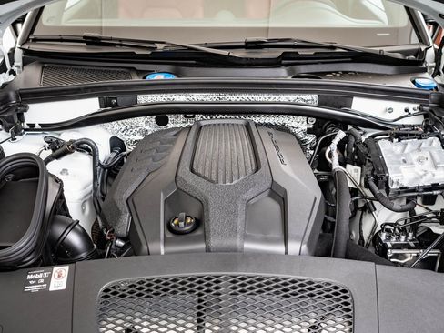 Certified 2025 Porsche Macan Turbo image 38