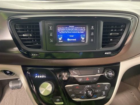 Certified 2017 Chrysler Pacifica Touring-L image 14