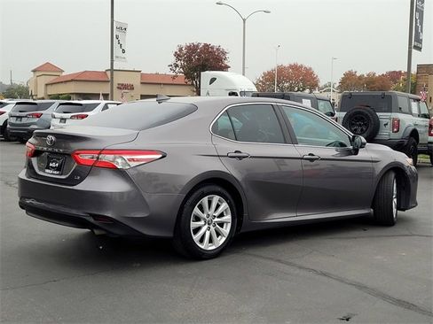 Used 2019 Toyota Camry LE image 5
