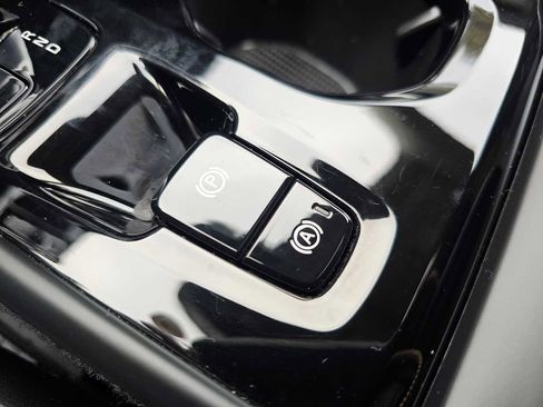 Certified 2025 Volvo XC40 B5 Plus w/ Protection Package Premier image 38