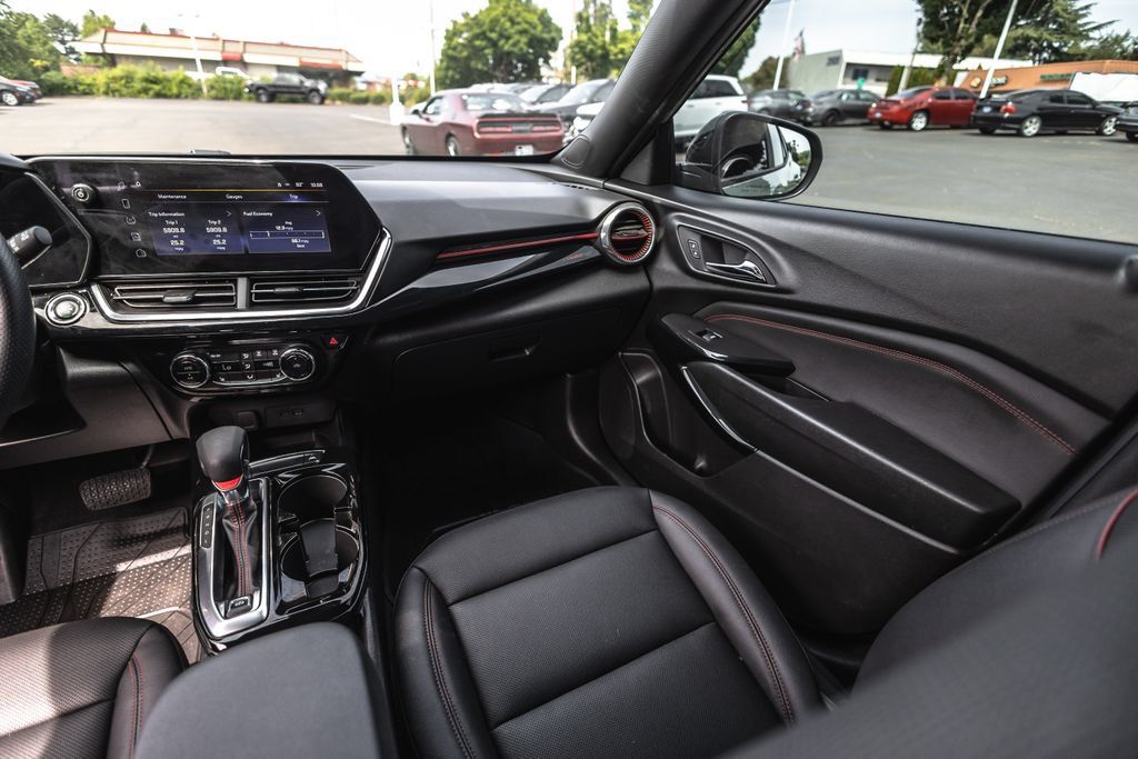 Used 2024 Chevrolet Trax RS w/ Sunroof Package FWD image 24