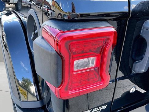 Used 2018 Jeep Wrangler Unlimited Sahara AWD/4WD image 24
