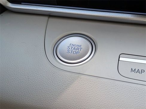 Used 2025 Hyundai Elantra Limited image 24