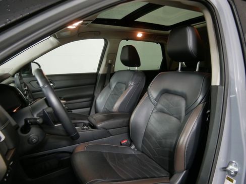 Used 2023 Nissan Pathfinder Platinum image 10