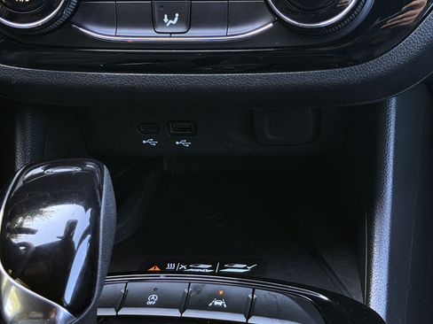 Used 2025 Buick Envista Sport Touring w/ Convenience II Package FWD image 9