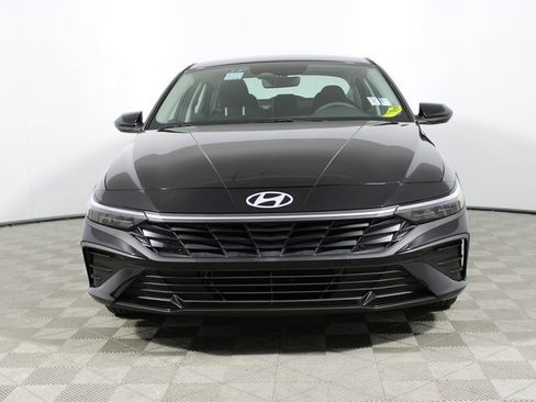 Used 2025 Hyundai Elantra Blue image 2