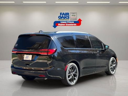New 2026 Chrysler Pacifica Limited w/ Uconnect Theater Family Group image 9