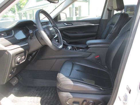 Used 2023 Jeep Grand Cherokee Limited w/ Trailer Tow Prep Group (B) AWD/4WD image 17
