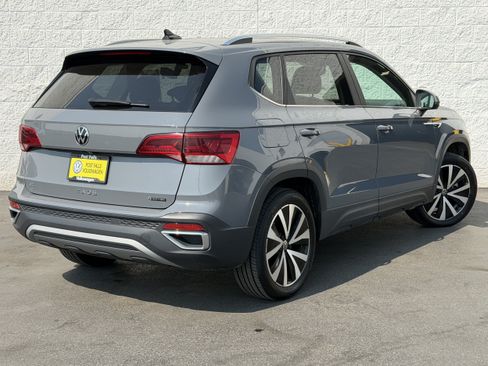 Used 2023 Volkswagen Taos SE w/ Panoramic Sunroof Package AWD/4WD image 7