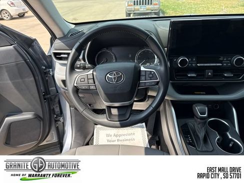 Used 2023 Toyota Highlander XLE AWD/4WD image 14