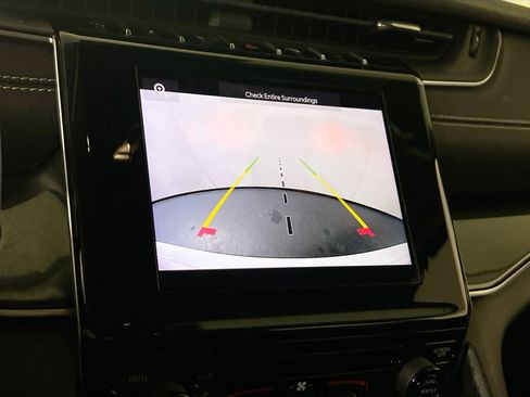 Used 2023 Jeep Grand Cherokee Laredo image 13