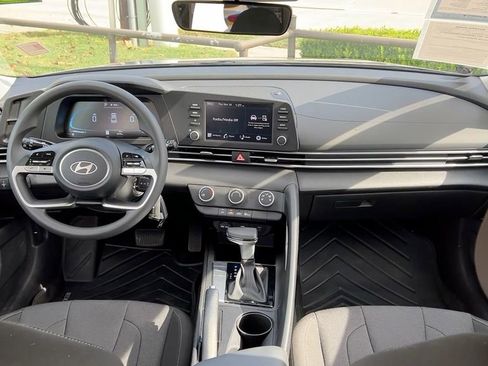 Certified 2025 Hyundai Elantra SE image 24