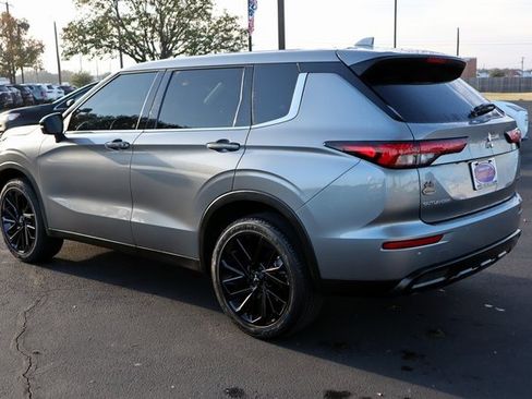 Used 2024 Mitsubishi Outlander SE Black Edition image 16