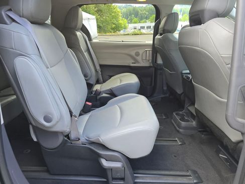 Used 2023 Toyota Sienna XLE AWD/4WD image 26