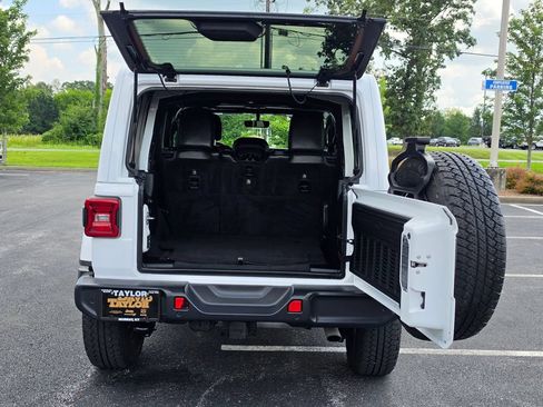 Used 2018 Jeep Wrangler Unlimited Sahara AWD/4WD image 36