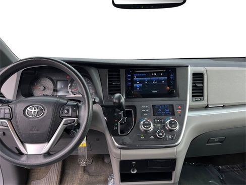Used 2015 Toyota Sienna LE image 14