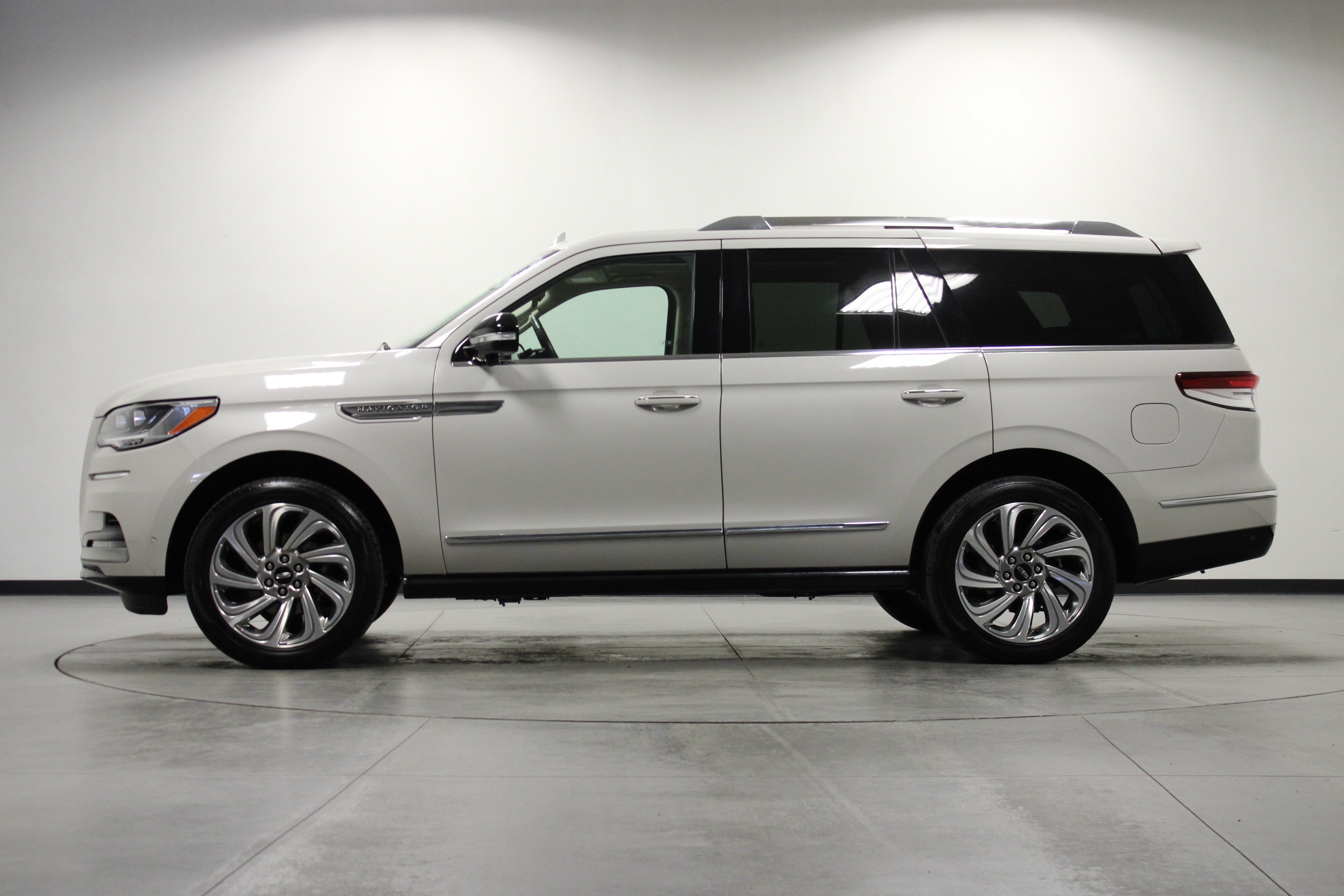 Used 2024 Lincoln Navigator Reserve AWD/4WD image 7