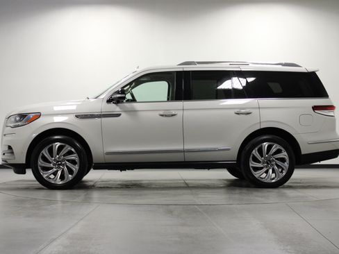 Used 2024 Lincoln Navigator Reserve AWD/4WD image 7
