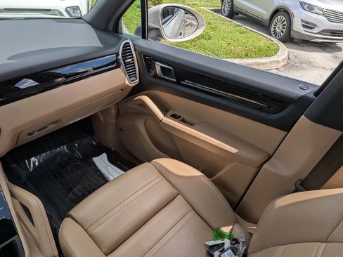 Used 2020 Porsche Cayenne AWD/4WD image 19