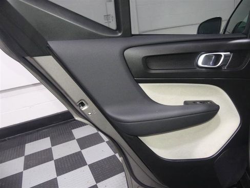 Used 2022 Volvo XC40 T5 Momentum image 26