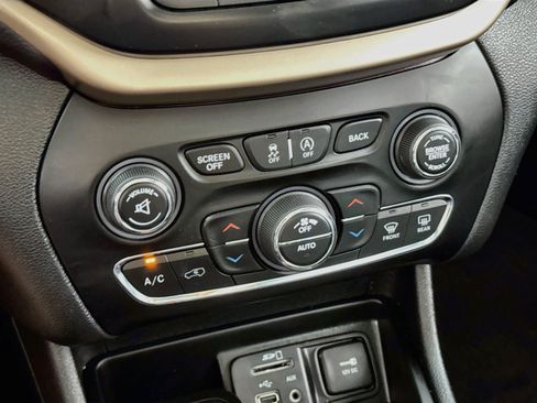 Used 2018 Jeep Cherokee Limited AWD/4WD image 19