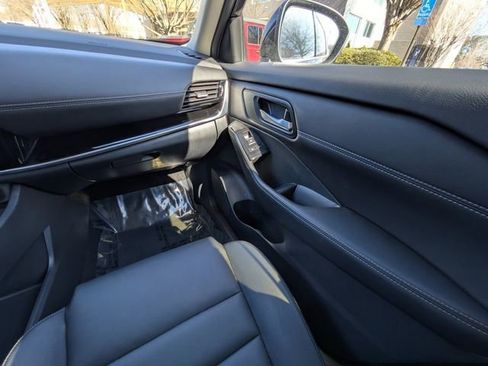 Used 2025 Nissan Rogue SL w/ SL Premium Package image 17