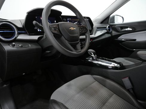 Used 2025 Chevrolet Trax LT FWD image 11