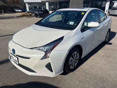 Used 2018 Toyota Prius Four w/ Advanced Technology Package image 3