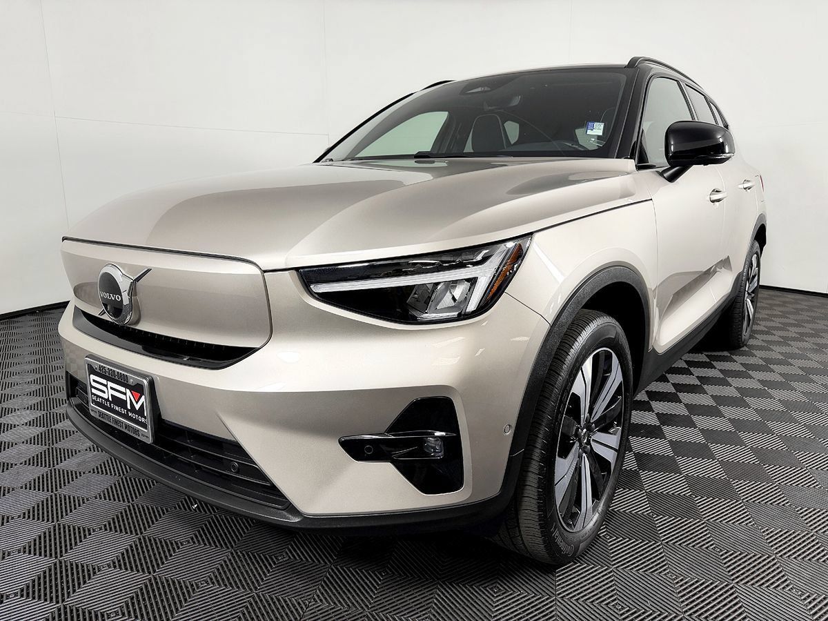 Used 2023 Volvo XC40 Recharge Plus w/ Protection Package Premier AWD/4WD image 3